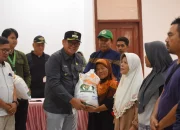 Pj Wali Kota Sukabumi Serahkan Bantuan Pangan Beras Kepada Ribuan KPM di Limusnunggal