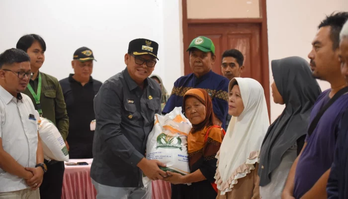 Pj Wali Kota Sukabumi Serahkan Bantuan Pangan Beras Kepada Ribuan KPM di Limusnunggal
