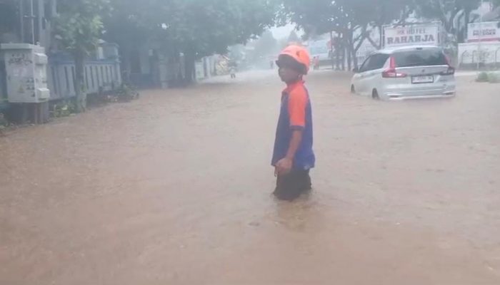Jalan Arif Rachman Hakim Sukabumi Kembali Banjir, Hotel Hingga Kendaraan Teredam Banjir