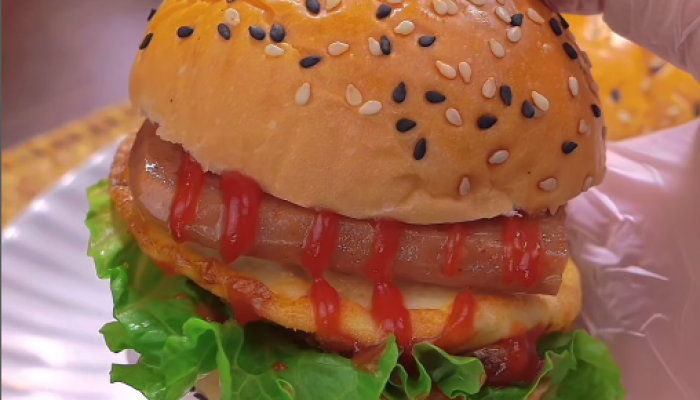 Burger Buto: Sensasi Baru dengan Telur Goreng dan Daging