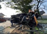 Mobil Truck Box Alami Rem Blong di Gekbrong, 1 Pengendara Tewas di Tempat