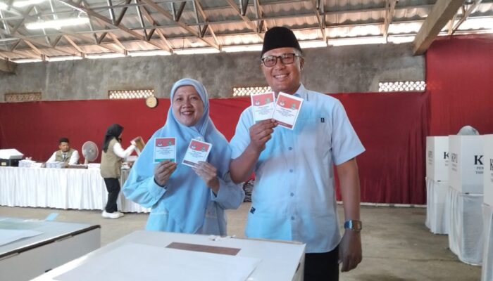 Achmad Fahmi Gunakan Hak Pilih di TPS 14 Lembursitu, Optimis Menang 54% Suara