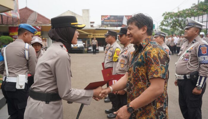 6 Polisi dan Seorang Warga Berprestasi di Kota Sukabumi Diganjar Penghargaan Kapolres