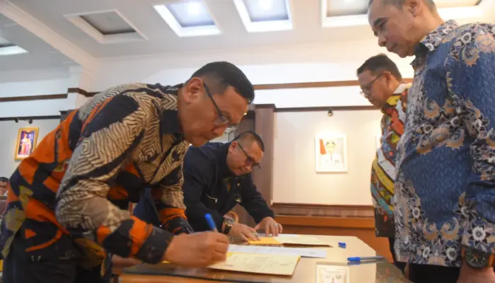 Pemkot Sukabumi Teken Perjanjian Kinerja dan Pakta Integritas 2025