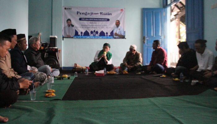 Program Pengajian Rutin PWI Dan IKWI Kota Sukabumi Dipimpin Oleh KHM. Fajar Laksana