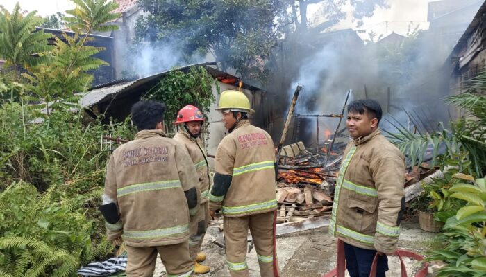 Rumah Semi Permanen di Nanggeleng Sukabumi Hangus Terbakar