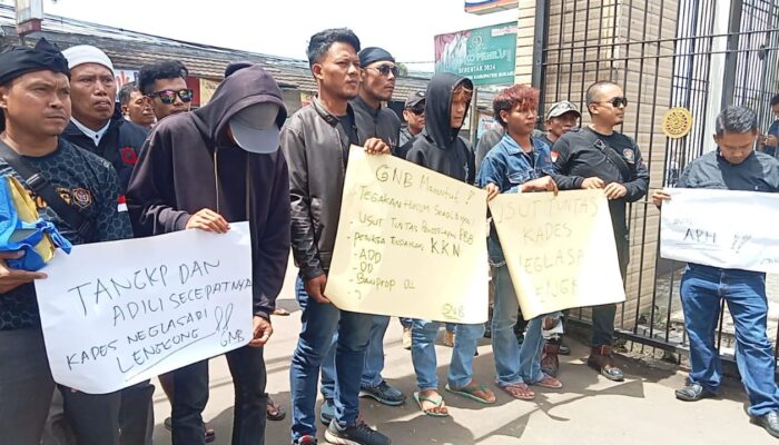 Aksi di Depan Kejari, Warga Lengkong Tuntut Kejari Segara Lakukan Pemeriksaan Kepada Oknum Kades Neglasari Lengkong