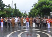Ribuan Siswa Setukpa Polri Angkatan 54 Gelombang I Ikuti Kirab Penerimaan Warga Kota Sukabumi di Tengah Hujan