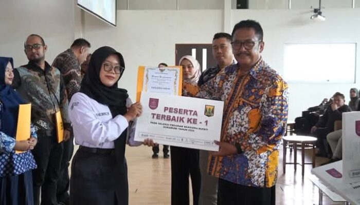 Serah Terima Beasiswa Bupati 2025, Bupati Sukabumi” Manfaatkan Amanah Ini Untuk Kebaikan Dimasa Depan”