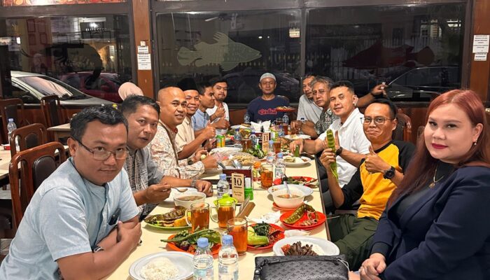 Tim Kantor Hukum Dr. Padlilah Saat Buka Bersama di Rumah Makan Bunut, Kota Sukabumi