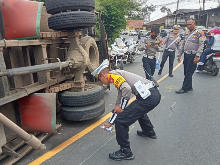 Truk Terguling di Parungkuda Sukabumi