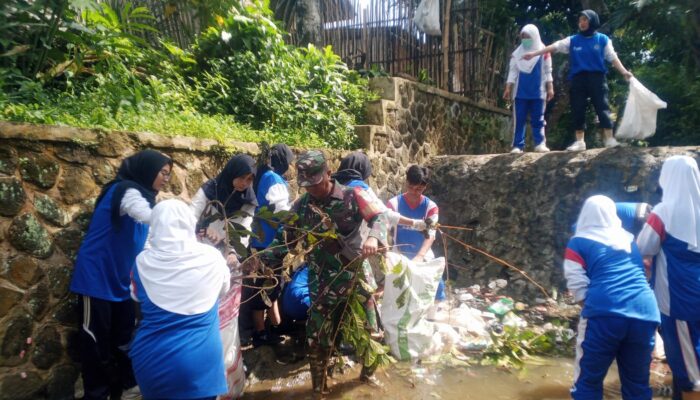UPTD Dalduk Surade Berpartisipasi dalam Aksi Bersih-Bersih Sungai di Kelurahan Surade