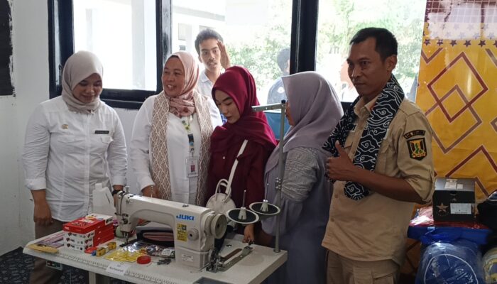 Sentra Palamartha Salurkan Bantuan untuk 71 Penyandang Disabilitas di SLBN Surade