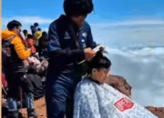 Unik dan Langka! Dua Pemuda Ini Buka Jasa Cukur Rambut di Puncak Gunung Kerinci