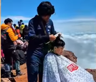 Unik dan Langka! Dua Pemud Ini Buka Jasa Cukur Rambut di Puncak Gunung Kerinci