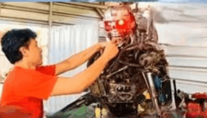 Umar Mustofa Ini Sulap Onderdil Elektronik Bekas Jadi Robot Transformer Bernilai Puluhan Juta