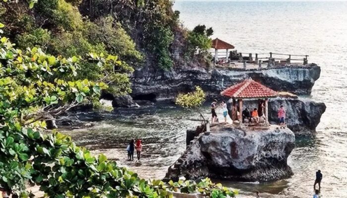 Pesona Tersembunyi Pantai Karang Bolong, Surga Alam di Ujung Selatan Sukabumi