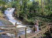 Curug Bibijilan, Pesona Air Terjun Berundak dengan Warna Toska di Tengah Hutan Pinus Sukabumi