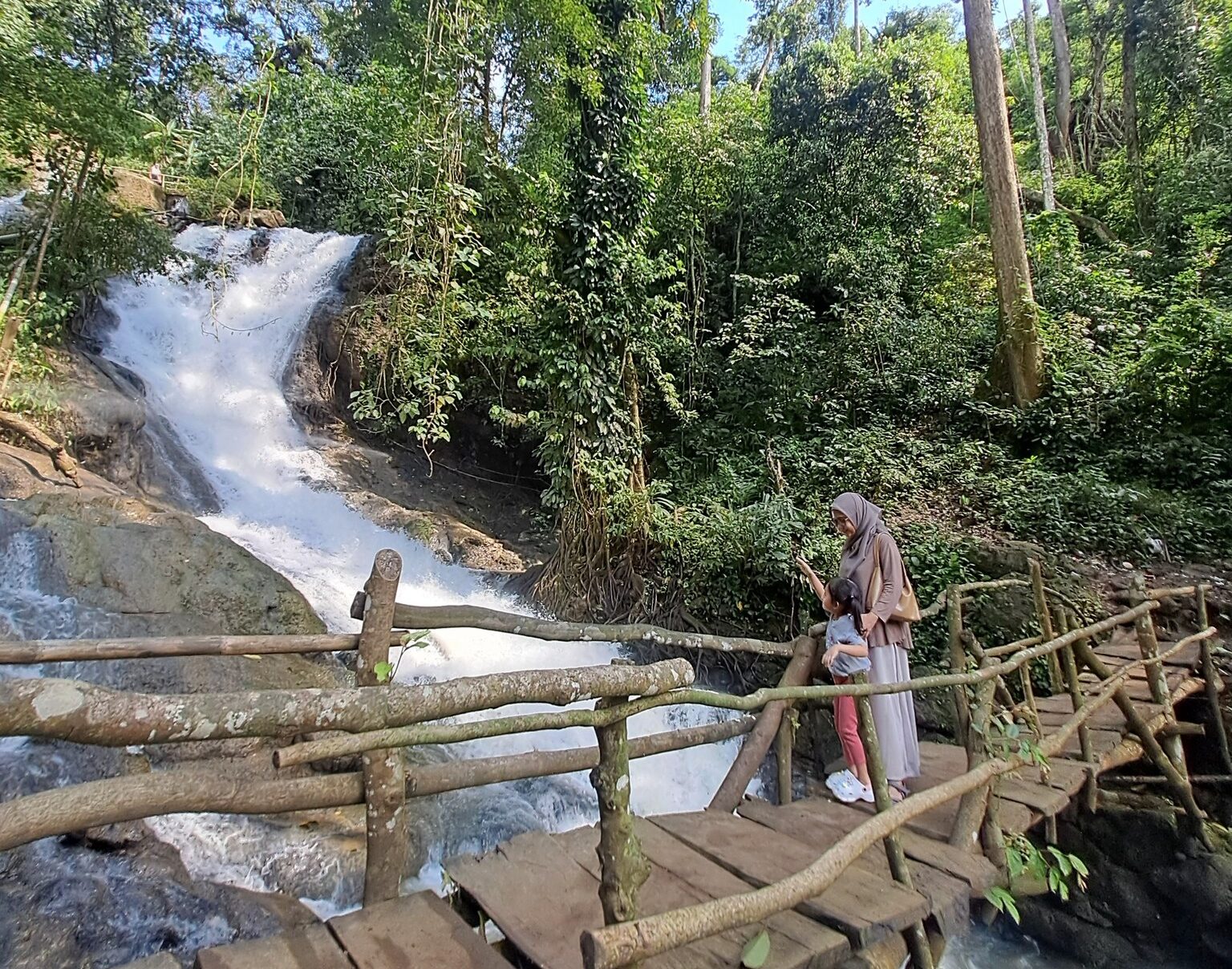 Curug Bibijilan, Pesona Air Terjun Berundak dengan Warna Toska di Tengah Hutan Pinus Sukabumi