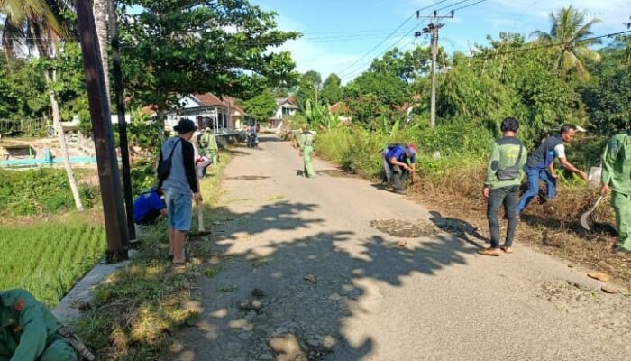 Bripka Asep Yusup Pimpin Kerja Bakti Bersihkan Jalan Kabupaten di Cikangkung