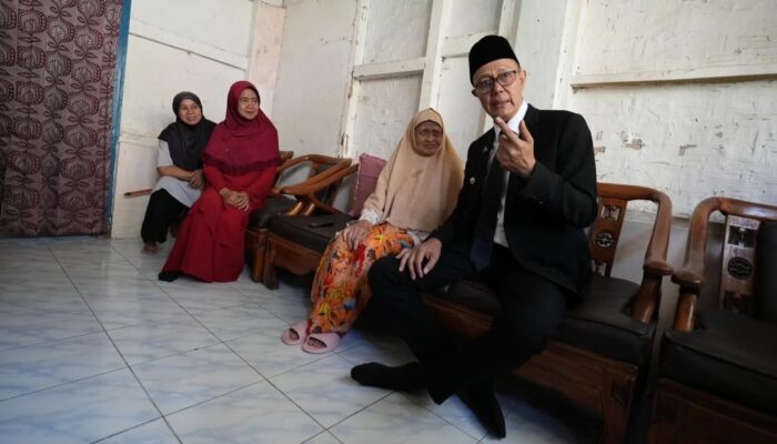 Tak Lupa Purwadaksi Wali Kota Sukabumi Kunjungi Guru SD-nya di Hari Pendidikan Nasional