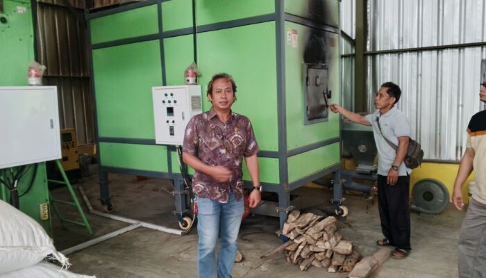 Anggota DPRD Kabupaten Sukabumi, Dadang Hermawan, Tinjau Bantuan Mesin Pengering di Poktan Cikaramat