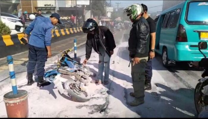 Motor Terbakar di Depan RS DKH Cibadak, Diduga Akibat Korsleting Sistem Pengapian
