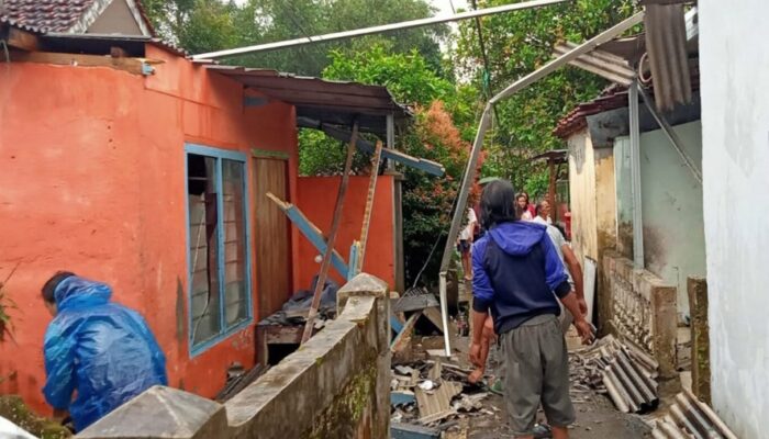 Hujan Deras dan Angin Kencang Terjang Sukabumi, Puluhan Rumah Rusak