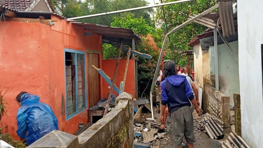 Hujan Deras dan Angin Kencang Terjang Sukabumi, Puluhan Rumah Rusak