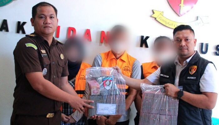 Tiga Tersangka Korupsi Pengadaan Alat Produksi IKM Sutra Diserahkan ke Kejari Sukabumi