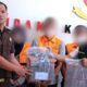 Tiga Tersangka Korupsi Pengadaan Alat Produksi IKM Sutra Diserahkan ke Kejari Sukabumi