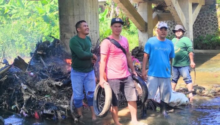 Sungai Cipamarangan Dikepung Sampah! Karang Taruna Cipeundeuy Bergerak Nyata!