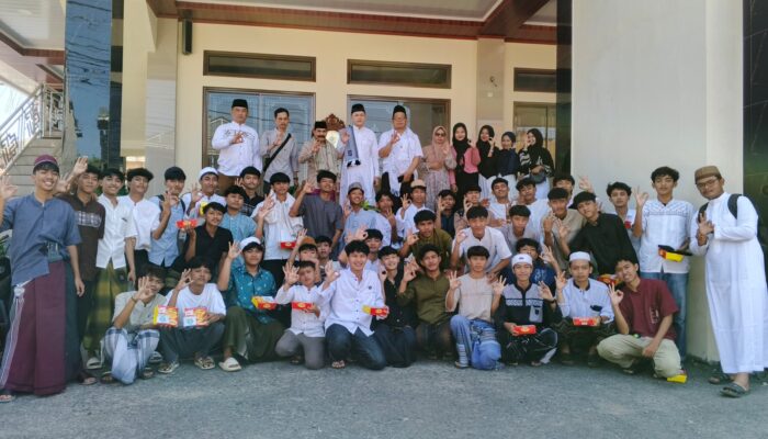 Siswa MAN 3 Sukabumi Angkatan 38 Bagikan Ratusan Paket Makan Gratis sebagai Wujud Syukur Kelulusan