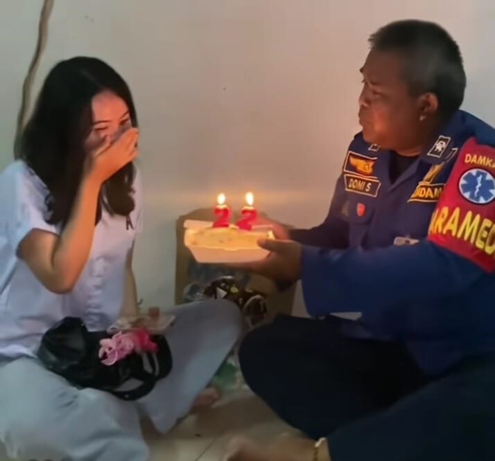 Gegara Putus Cinta, Wanita asal Bogor Ini Rayakan Ultah Bersama Damkar