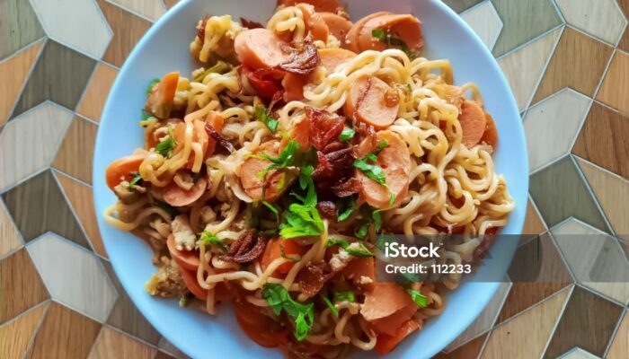 Sosis Gulung Mie ala Sukabumi, Jajanan Legendaris Masa Kecil yang Bikin Nostalgia