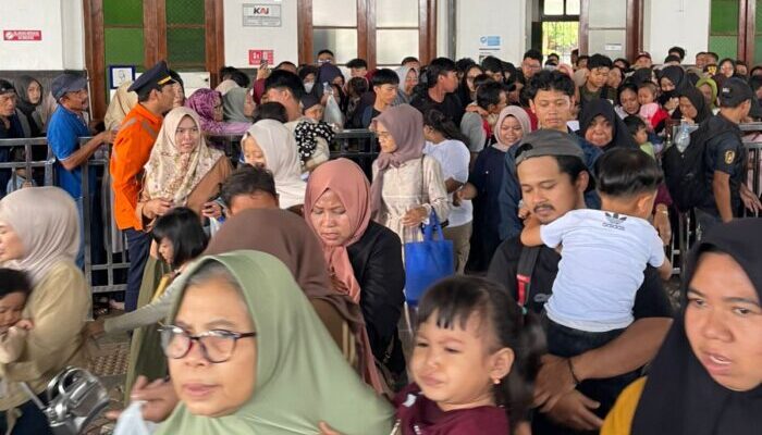 Kereta Api Jadi Transportasi Favorit Warga Sukabumi Selama Libur Panjang