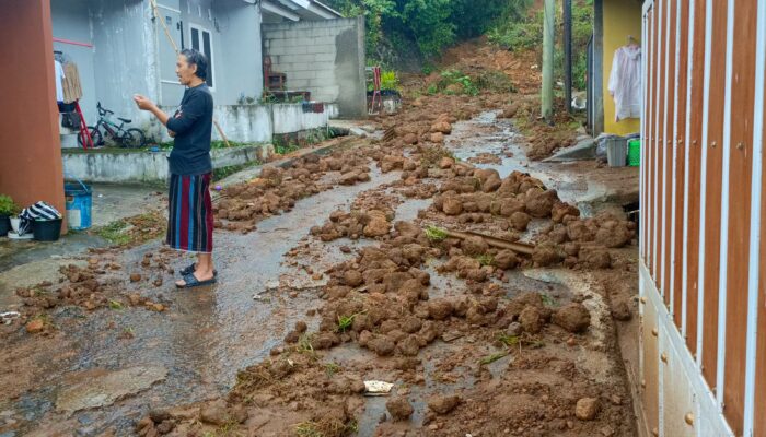 Sukabumi di Guyur Hujan, Longsor Kembali Terjadi di Perumahan Tiara Regency