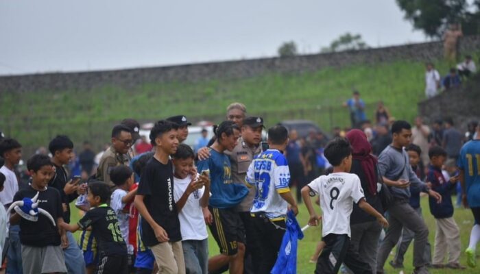 Henhen Herdiana Jadi Pusat Perhatian di Sukabumi, Dikerubungi Masyarakat Usai Laga Persib Legend vs Perssi Legend