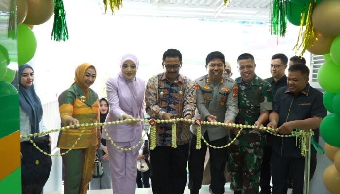 Bupati Bareng Ketua DPRD Hadiri Grand Opening Ratu Freshmart Sekaligus Resmikan SPPG Palabuhanratu 2 dan 3