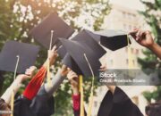 Momen Haru Seorang Ibu Gantikan Almarhum Anaknya Saat Prosesi Wisuda