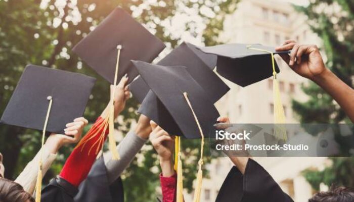 Momen Haru Seorang Ibu Gantikan Almarhum Anaknya Saat Prosesi Wisuda