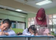 Kisah Guru Honorer Cari Anak Putus Sekolah hingga Bantu Belikan Kebutuhan Siswa 