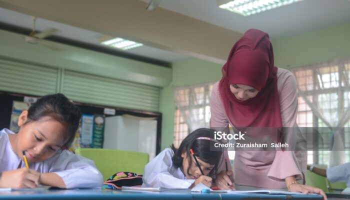Kisah Guru Honorer Cari Anak Putus Sekolah hingga Bantu Belikan Kebutuhan Siswa 