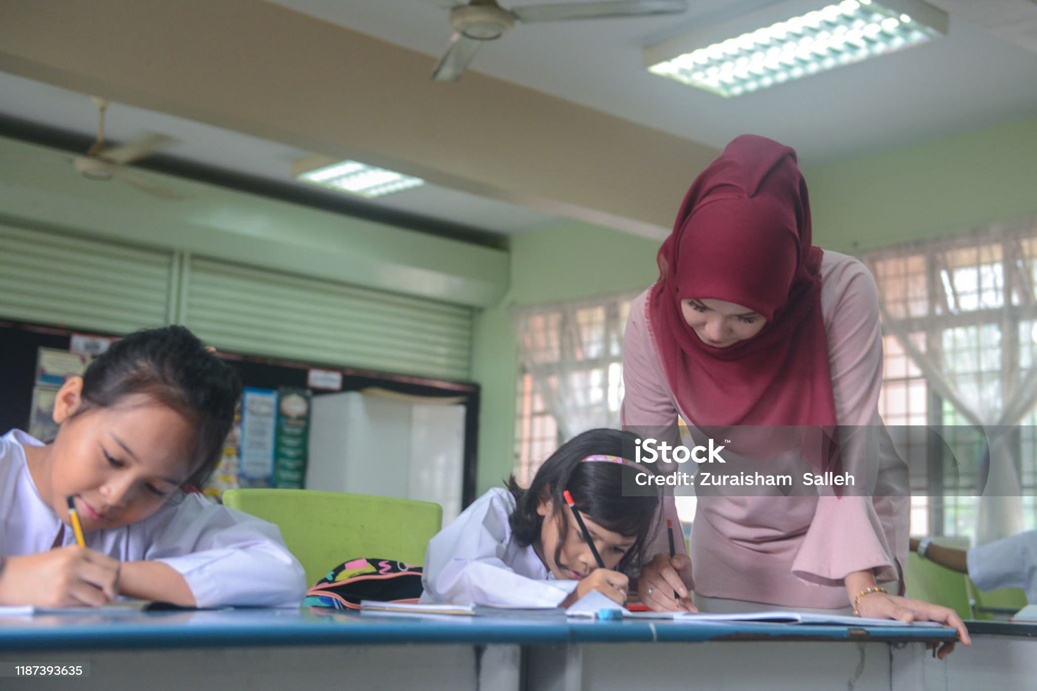 Kisah Guru Honorer Cari Anak Putus Sekolah hingga Bantu Belikan Kebutuhan Siswa 
