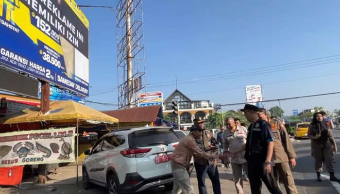 Pemkot Sukabumi Tertibkan Reklame di Jalur Provinsi, Ditemukan Sudah Berdiri 10 Tahun Tanpa Izin