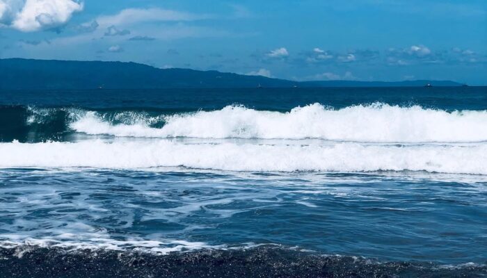 BMKG: Waspada Gelombang Tinggi di Samudra Hindia Selatan Banten hingga Jawa Timur