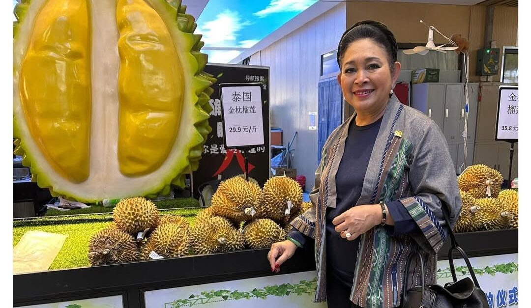 Gelang Hijau Titiek Soeharto Curi Perhatian, Apa Makna di Balik Aksesori Mewah Ini