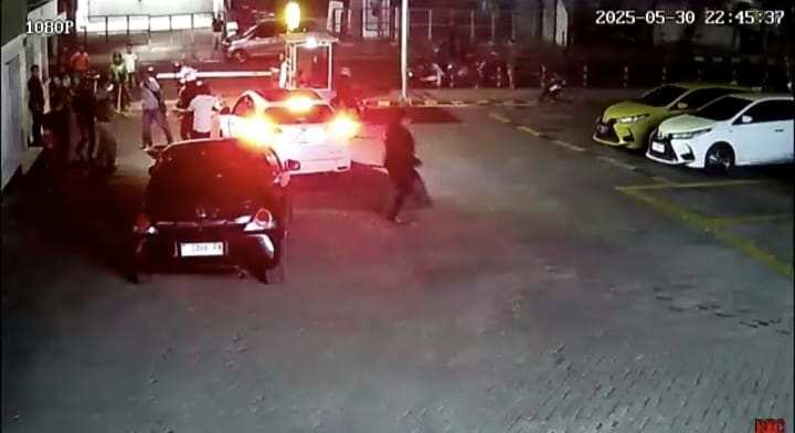 Tangkapan layar dari camera CCTV yang berada di lokasi Sukabumi Indah Pelaza pada Jum'at (30/05). Foto/tangkapan layar kamera cctv