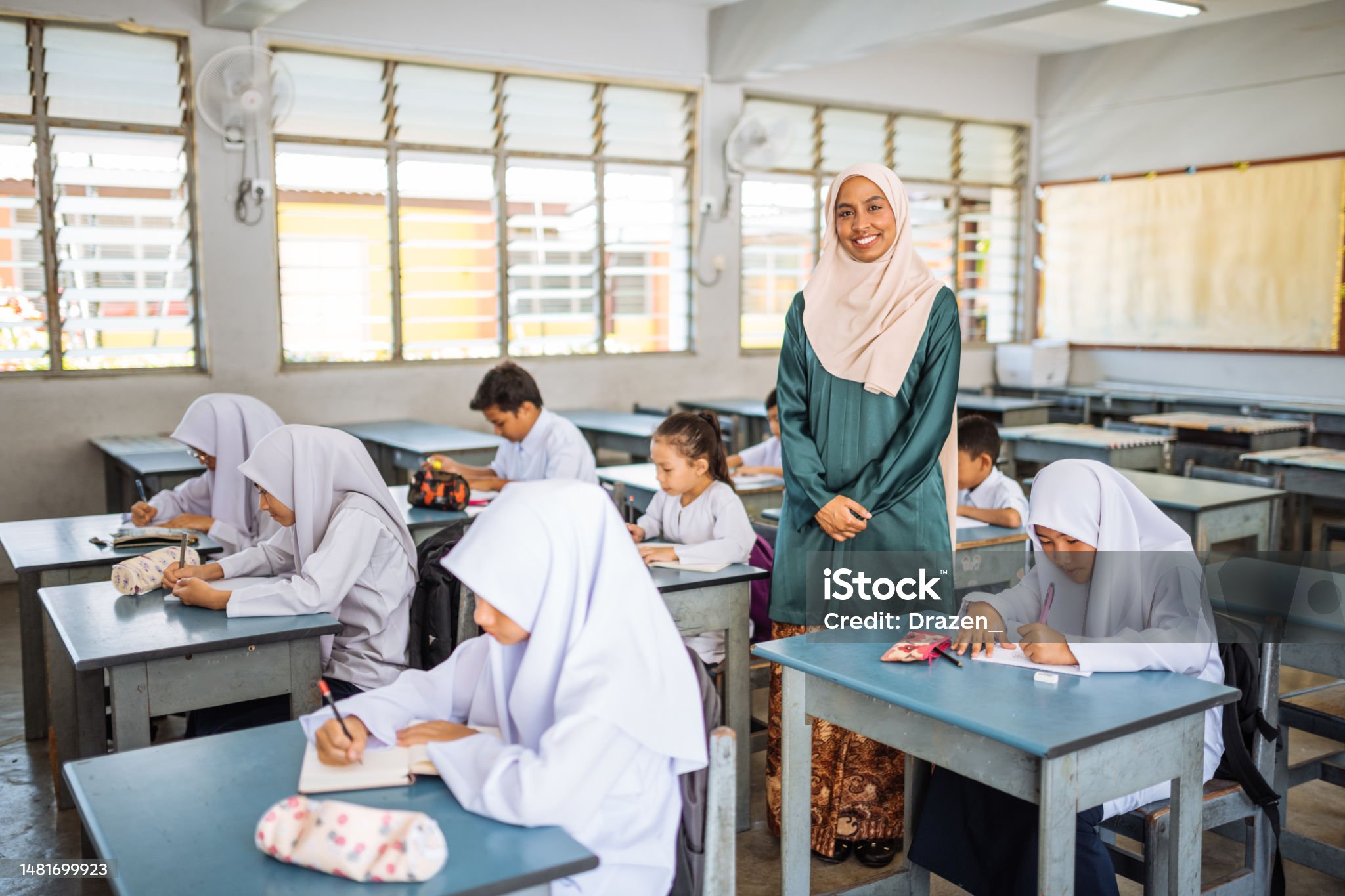 Cerita Dini Nurul Islami Asal Tasikmalaya, Dulu Guru Honorer Kini Sukses Jadi Creator Shopee Live