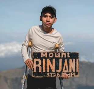 Dengan Satu Kaki, Anggi Wahyuda Ini Berhasil Mendaki Puncak Gunung Leuser